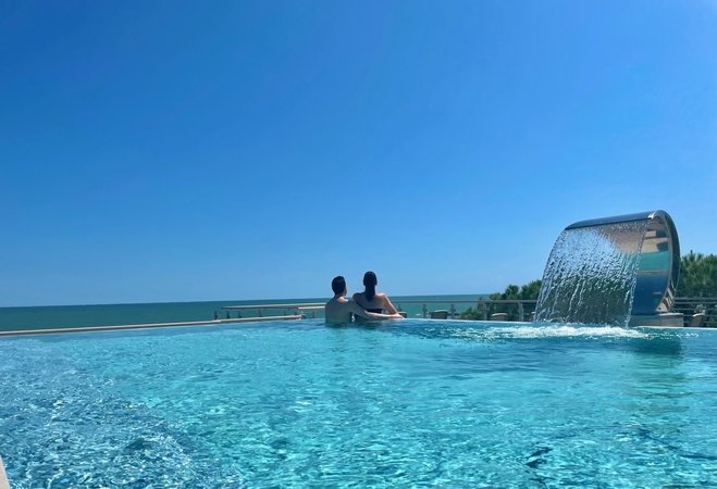 relax zone_ infinitypool_panoramaterrace